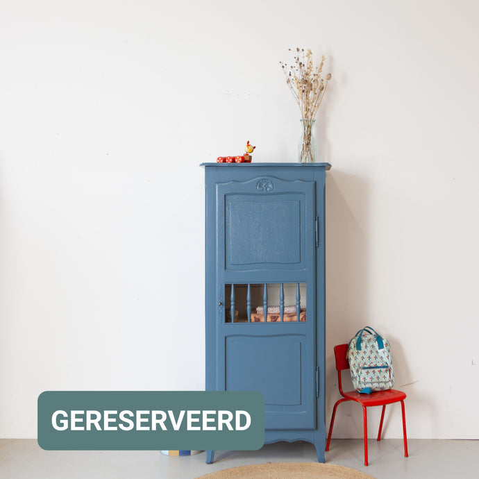 Sierlijk eendeurs kastje met spijltjes in blauw